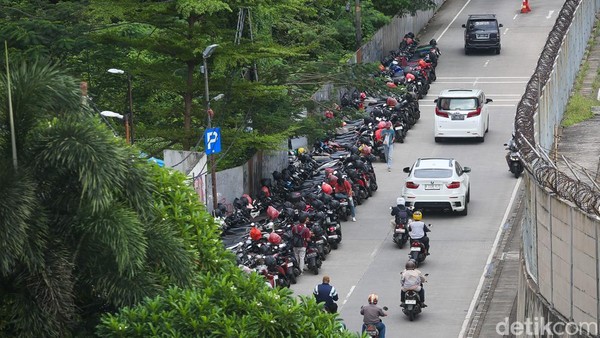 Motor Parkir Sembarangan, Jalan Lebak Bulus Jadi Sempit