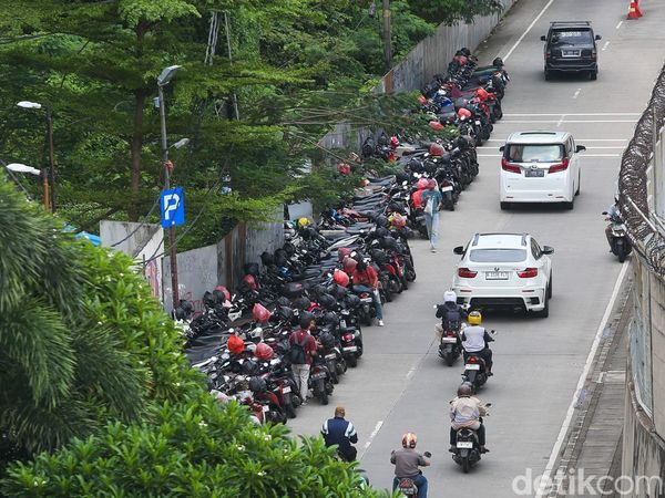 Motor Parkir Sembarangan, Jalan Lebak Bulus Jadi Sempit
