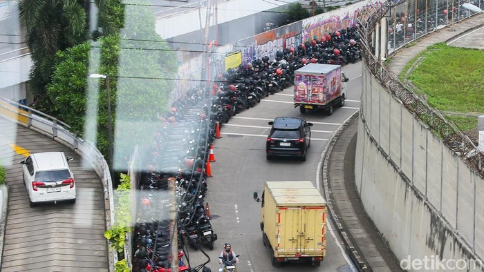 Deretan kendaraan roda dua terparkir di sisi jalan kawasan Lebak Bulus, Jakarta, Jumat (10/4/2026).