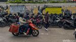 Motor Parkir Sembarangan, Jalan Lebak Bulus Jadi Sempit