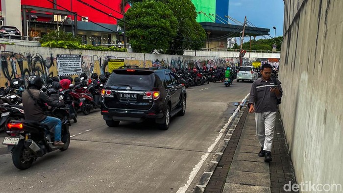 Deretan kendaraan roda dua terparkir di sisi jalan kawasan Lebak Bulus, Jakarta, Jumat (10/4/2026).
