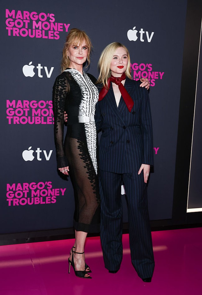 Wanita asal Australia ini mengenakan bodysuit di balik setelan yang hanya menutupi tubuh bagian atas. Rok tipis yang menerawang pun membuat pahanya terekspos. Foto: Variety via Getty Images/Stephanie Augello