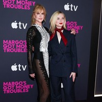 Wanita asal Australia ini mengenakan bodysuit di balik setelan yang hanya menutupi tubuh bagian atas. Rok tipis yang menerawang pun membuat pahanya terekspos. Foto: Variety via Getty Images/Stephanie Augello