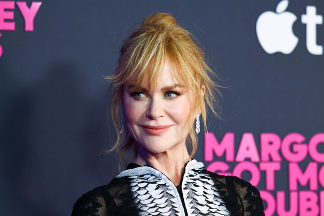 Wajah Nicole dirias makeup bernuansa nude peach, sementara rambutnya ditata half-updo, dengan aksen acak. Foto: Variety via Getty Images/Stephanie Augello