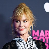 Wajah Nicole dirias makeup bernuansa nude peach, sementara rambutnya ditata half-updo, dengan aksen acak. Foto: Variety via Getty Images/Stephanie Augello
