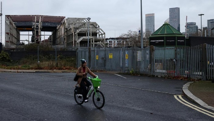 People gather at the smoking area outside The Carpet Shop nightclub in Peckham in London, Britain, November 15, 2025. REUTERS/Jack Taylor     TPX IMAGES OF THE DAY