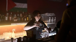 Perubahan gaya hidup juga berpengaruh terhadap tren ini. Banyak anak muda kini lebih memilih aktivitas santai atau hiburan alternatif dibanding clubbing. REUTERS/Jack Taylor  