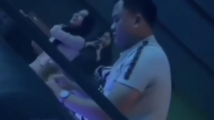 Oknum perwira Polda Sulsel berinisial AKP S terekam sedang nongkrong di THM Makassar.