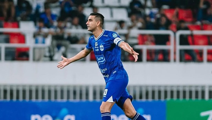 Bek dan kapten tim PSIS, Otavio Dutra usai menjebol gawang lawan.