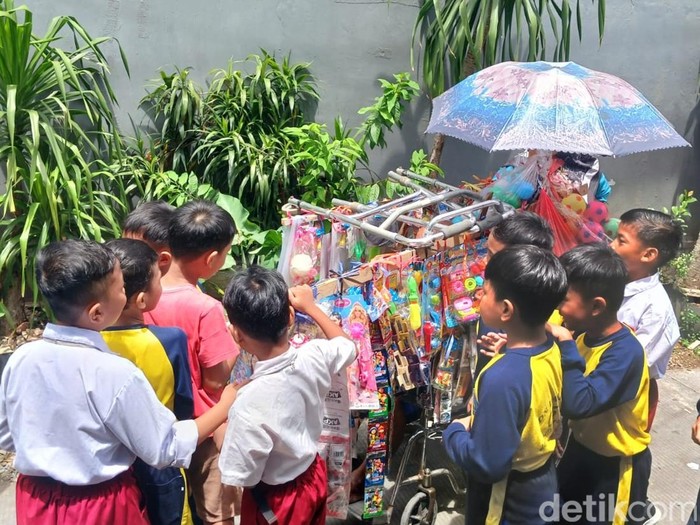 Pak Tarno jualan mainan pakai kursi roda