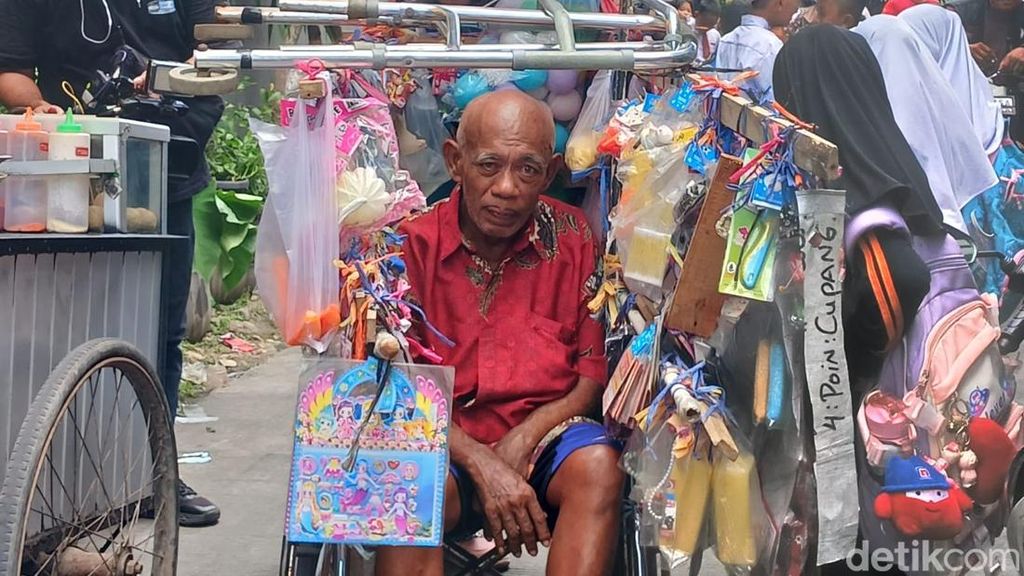 Pak Tarno Tetap Nge-job Sulap Meski Jualan Mainan Keliling Pakai Kursi Roda
