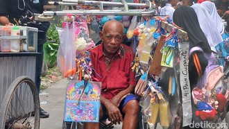 Pak Tarno Tetap Nge-job Sulap Meski Jualan Mainan Keliling Pakai Kursi Roda