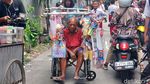 Potret Hari-hari Pak Tarno Keliling Jual Mainan Pakai Kursi Roda