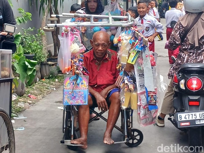 Pak Tarno jualan mainan pakai kursi roda