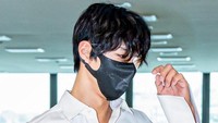Park Bo Gum Bikin Khawatir Pakai Perban Mata di Bandara, Ini Alasannya