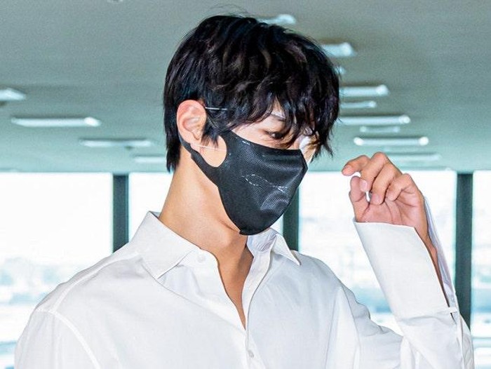 Park Bo Gum terlihat memakai perban mata di Bandara Internasional Gimpo.