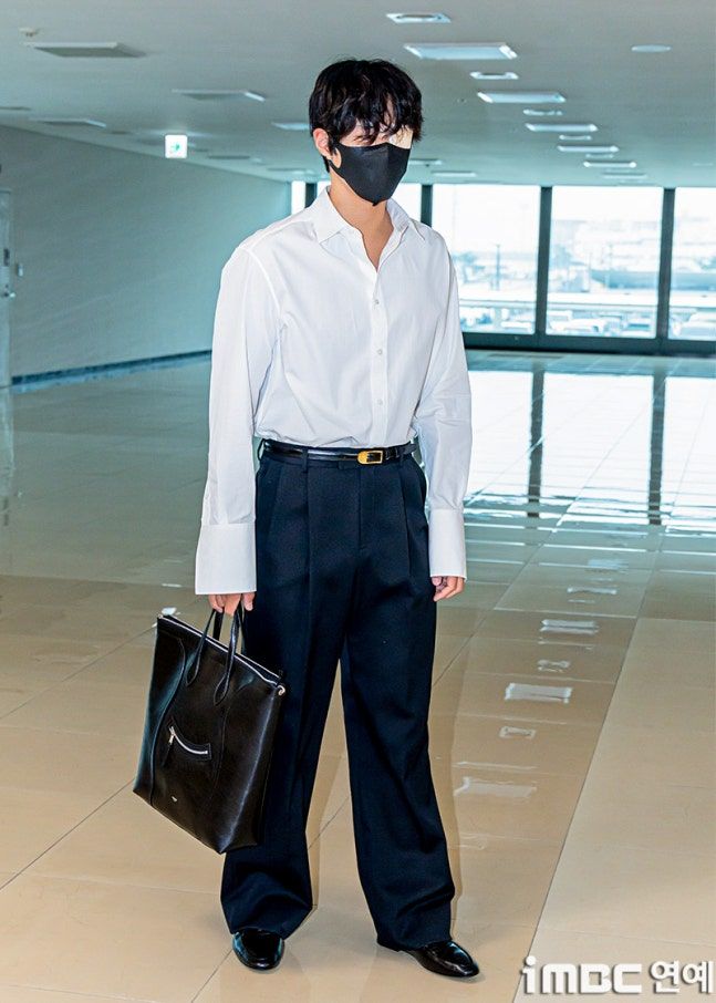 Park Bo Gum Park Bo Gum terlihat memakai perban mata di Bandara Internasional Gimpo.