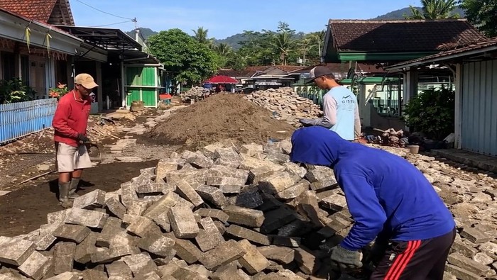 Pavingisasi di Terminal Desa Sarongan, Dusun Krajan, Desa Sarongan, Kecamatan Pesanggaran, Banyuwangi.