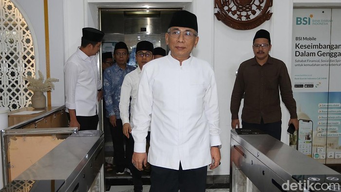Ketua Umum PBNU Yahya Cholil Staquf didampingi Sekjen PBNU Amin Said Husni serta Ketua LAKPESDAM PBNU Ulil Abshar Abdalla memberikan pernyataan media di Jakarta, Jumat (10/4/2026). Dalam kesempatan tersebut, PBNU menyampaikan sejumlah pandangan terkait situasi global, khususnya konflik antara Israel, Amerika Serikat, dan Iran yang terus memanas. Organisasi keagamaan terbesar di Indonesia itu menilai konflik tersebut berpotensi berdampak luas terhadap stabilitas internasional, termasuk Indonesia.