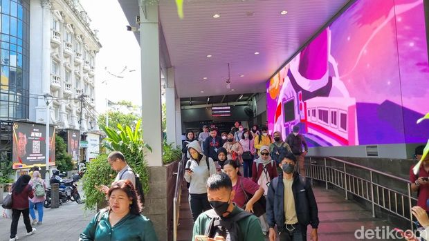 Pekan pertama penerapan kebijakan WFH setiap Jumat dimulai hari ini. Namun, pergerakan pekerja menuju kantor tampak masih banyak di kawasan Sudirman, Jakpus. (Taufiq/detikcom)