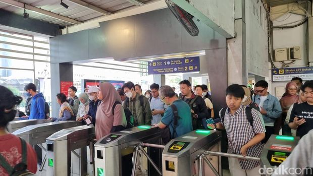 Pekan pertama penerapan kebijakan WFH setiap Jumat dimulai hari ini. Namun, pergerakan pekerja menuju kantor tampak masih banyak di kawasan Sudirman, Jakpus. (Taufiq/detikcom)