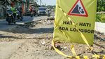 Penampakan Dua Titik Jalan CBL Bekasi Amblas - Longsor