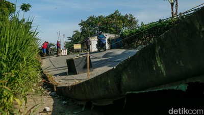 Penampakan Dua Titik Jalan CBL Bekasi Amblas - Longsor