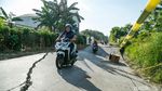 Penampakan Dua Titik Jalan CBL Bekasi Amblas - Longsor