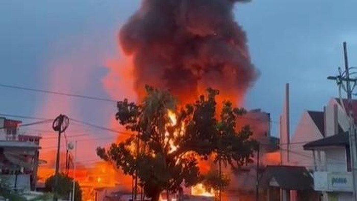 Kebakaran Hebat Terjadi di Gunungsitoli, 17 Ruko Hangus