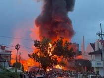 Kebakaran Hebat Terjadi di Gunungsitoli, 17 Ruko Hangus