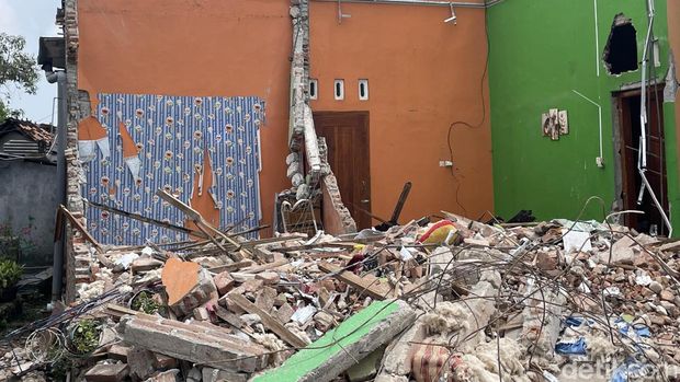 Penampakan rumah dibongkar pria setelah mantan istri menerima lamaran pria lain di Pati, Jumat (10/4/2026).