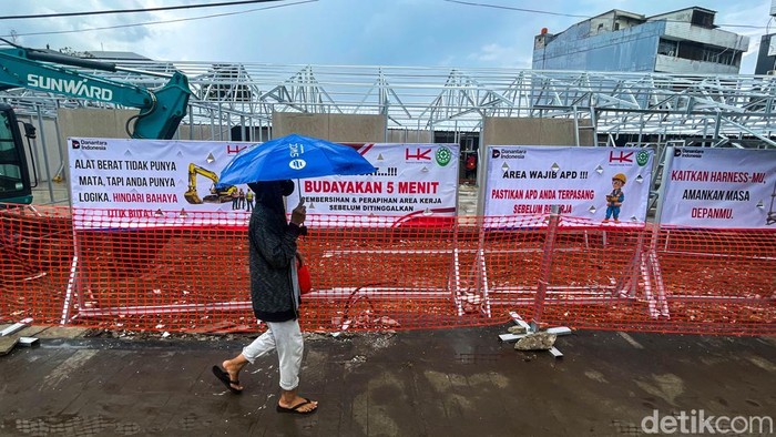 Warga beraktivitas di sekitar permukiman bantaran rel kawasan Senen, Jakarta, Jumat (10/4/2026).