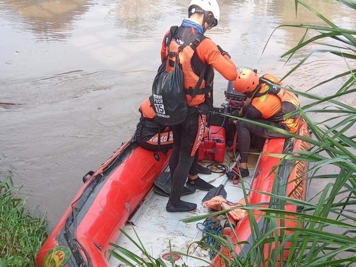 Pencarian orang tenggelam di Sungai Citarum