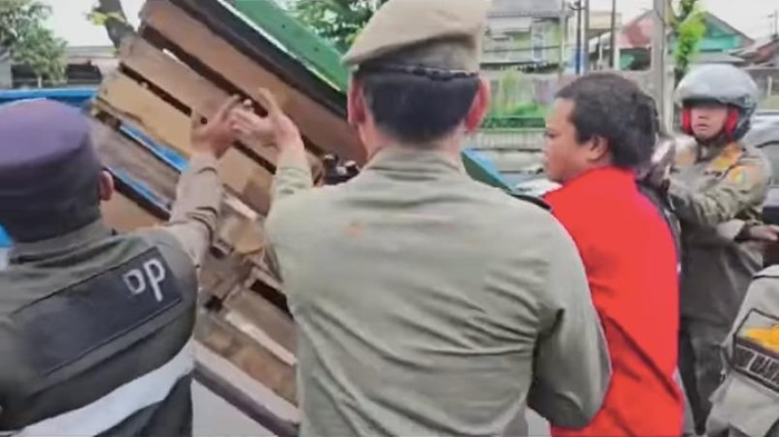 Penertiban PKL di Jl Raya Bogor, Jaktim diwarnai kericuhan. Seorang pedagang membawa sajam dan menaruh anak balita ke truk Satpol PP karena menolak penertiban. (dok Ist)