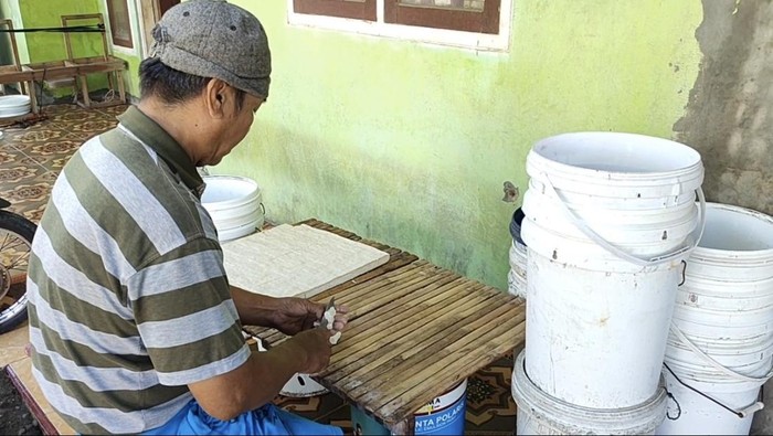Perajin tahu di Pangandaran.