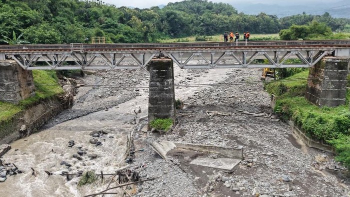 Petugas melakukan perbaikan jembatan jalur KA yang pondasinya terkikis di jembatan Prupuk-Linggapura, Jumat (10/4/2026).