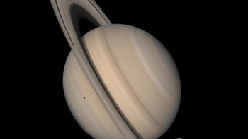 Cincin Saturnus yang tersusun dari partikel es dan debu terlihat semakin detail dalam gambar resolusi tinggi. Foto: NASA