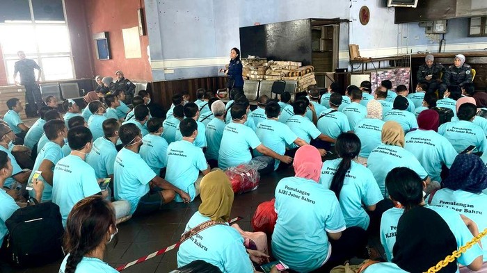 Sebanyak 281 PMI dideportasi dari Malaysia tiba di Batam melalui jalur laut