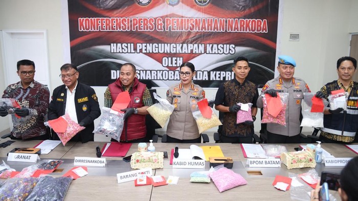 Polda Kepri menunjukkan barang bukti narkotika yang disita dari para pelaku. (Foto: Dok Polda Kepri)
