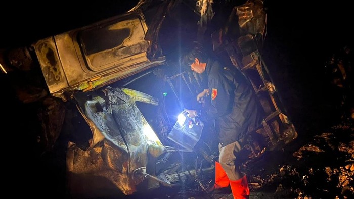 Polisi melakukan olah TKP dua truk yang tabrakan di Muratara