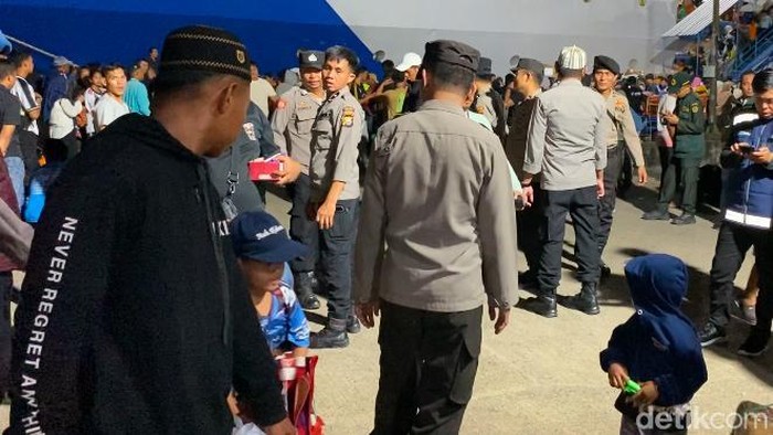 Polisi turun mengamankan tas berisi sabu di Pelabuhan Parepare.