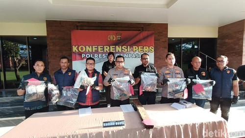 Polresta Denpasar merilis kasus pembakaran dua pria di Benoa, dengan  menghadirkan lima pelaku, Jumat (10/4/2026).