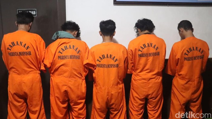 Dalam kondisi mabuk, korban melakukan panggilan video kepada salah satu pelaku dan diduga mengajak berkelahi sekaligus mengancam akan membunuh.
