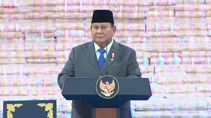 Presiden Prabowo Subianto meminta seluruh lembaga di setiap tingkatan untuk menegakkan hukum. Menurutnya, masih ada oknum yang membantu pencurian uang negara. (YouTube Setpres)