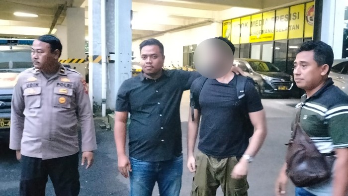 Pria asal Inggris diamankan usai dilaporkan mengamuk dan bawa sajam di shleter kucing di Ciputat, Tangsel.