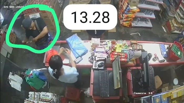 Pria pelaku penipuan dengan modus bukti transfer fiktif diamankan Unit Reskrim Polsek Sekupang. (Dok Polsek Sekupang)