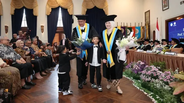 Pasangan guru besar UGM Prof Drs Edi Winarko, MSc, PhD dan Prof Dra Tutik Dwi Wahyuningsih, PhD.