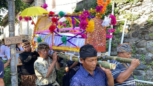 Prosesi pemakaman jenazah balita yang meninggal dunia akibat demam berdarah dengue (DBD) di Kelurahan Banyuning, Buleleng, Bali, Jumat (10/4/2026). (Foto: Made Wijaya Kusuma/detikBali)