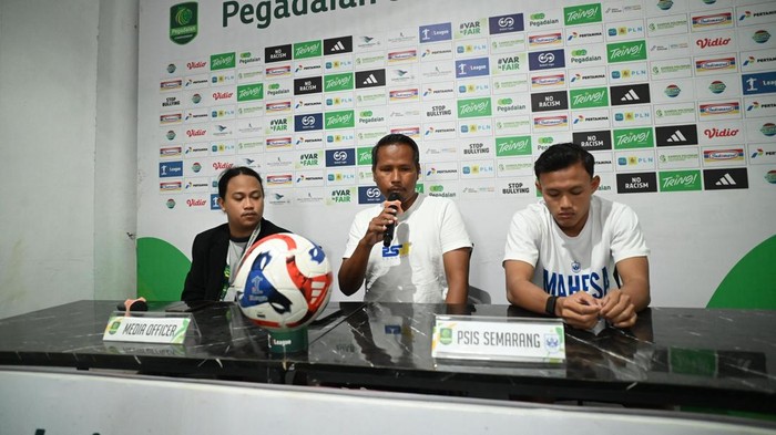 Foto: Pelatih PSIS, Andri Ramawi dalam sesi jumpa pers lawan Persiku di Kudus, Jumat (10/4/2026).