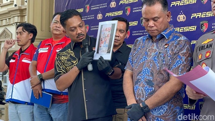 Puluhan barcode BBM subsidi ditemukan dari ponsel milik pelansir solar di Bungo, Jambi